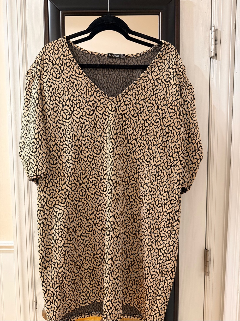 Boohoo Beige and Black V‑Neck Button Front Tunic